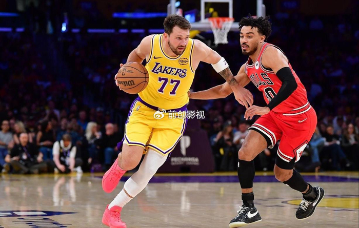 东契奇狂砍51分率湖人142-89大胜公牛，詹姆斯复出