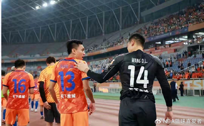 山东泰山老将张弛吉翔自由身离队引球迷不满