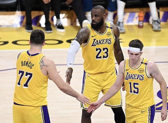 湖人三巨头化学反应初显 詹姆斯高效输出引领球