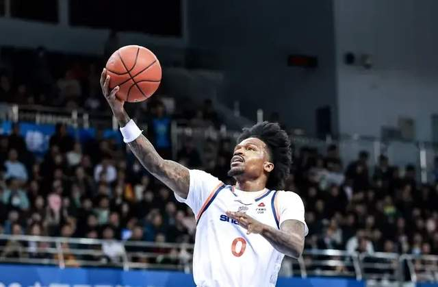 上海男篮客场力克山西 阵容深度彰显冠军相