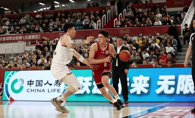 上海男篮客场力克山西 阵容深度彰显冠军相