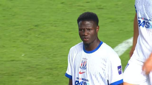 申花对阵国安关键战 吴启鹏成长成后防新星