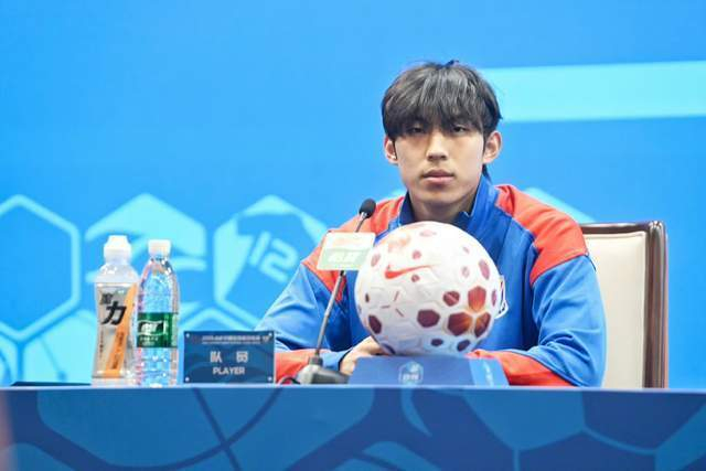 申花对阵国安关键战 吴启鹏成长成后防新星