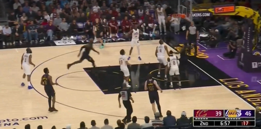 詹姆斯空接妙传艾顿失误成焦点 湖人骑士战况引