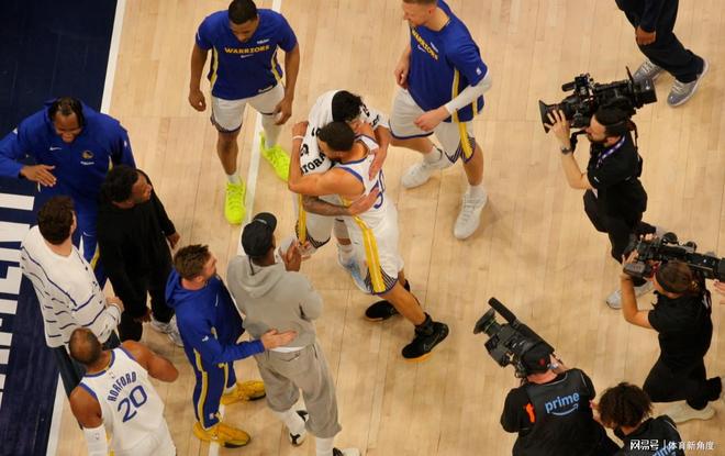 勇士逆转快船老将爆发助队取胜
