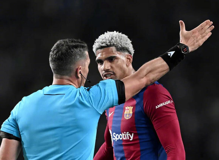 欧冠14决赛巴萨马竞对决科瓦奇执法引关注